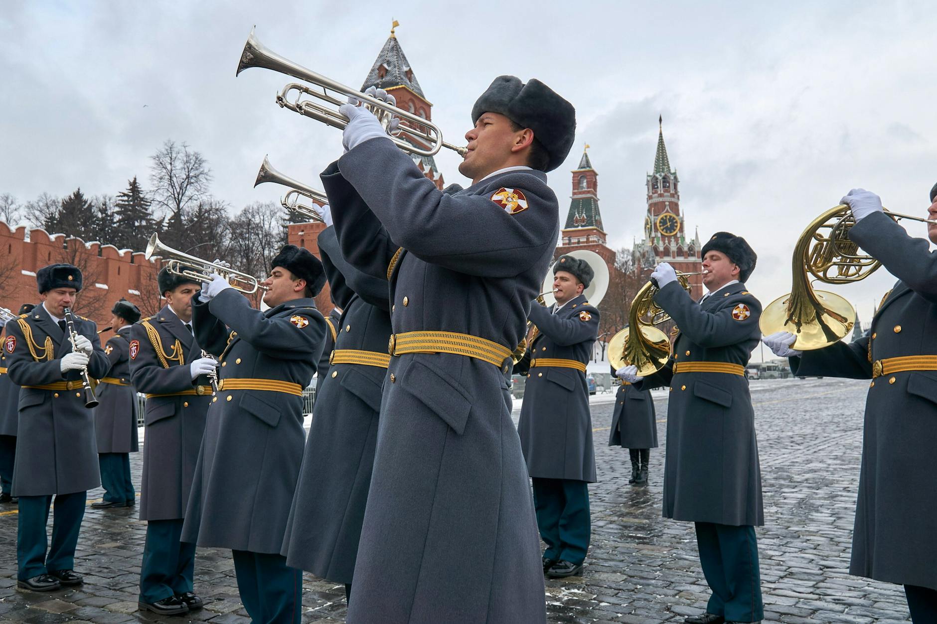 Eine Militärkapelle spielt vor dem Kreml. Ein Bild aus dem Jahr 2021.