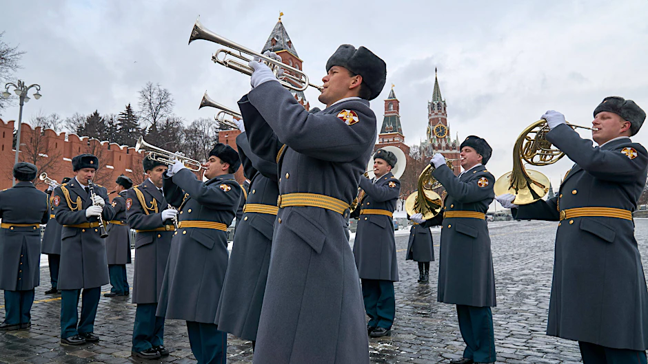 Eine Militärkapelle spielt vor dem Kreml. Ein Bild aus dem Jahr 2021.