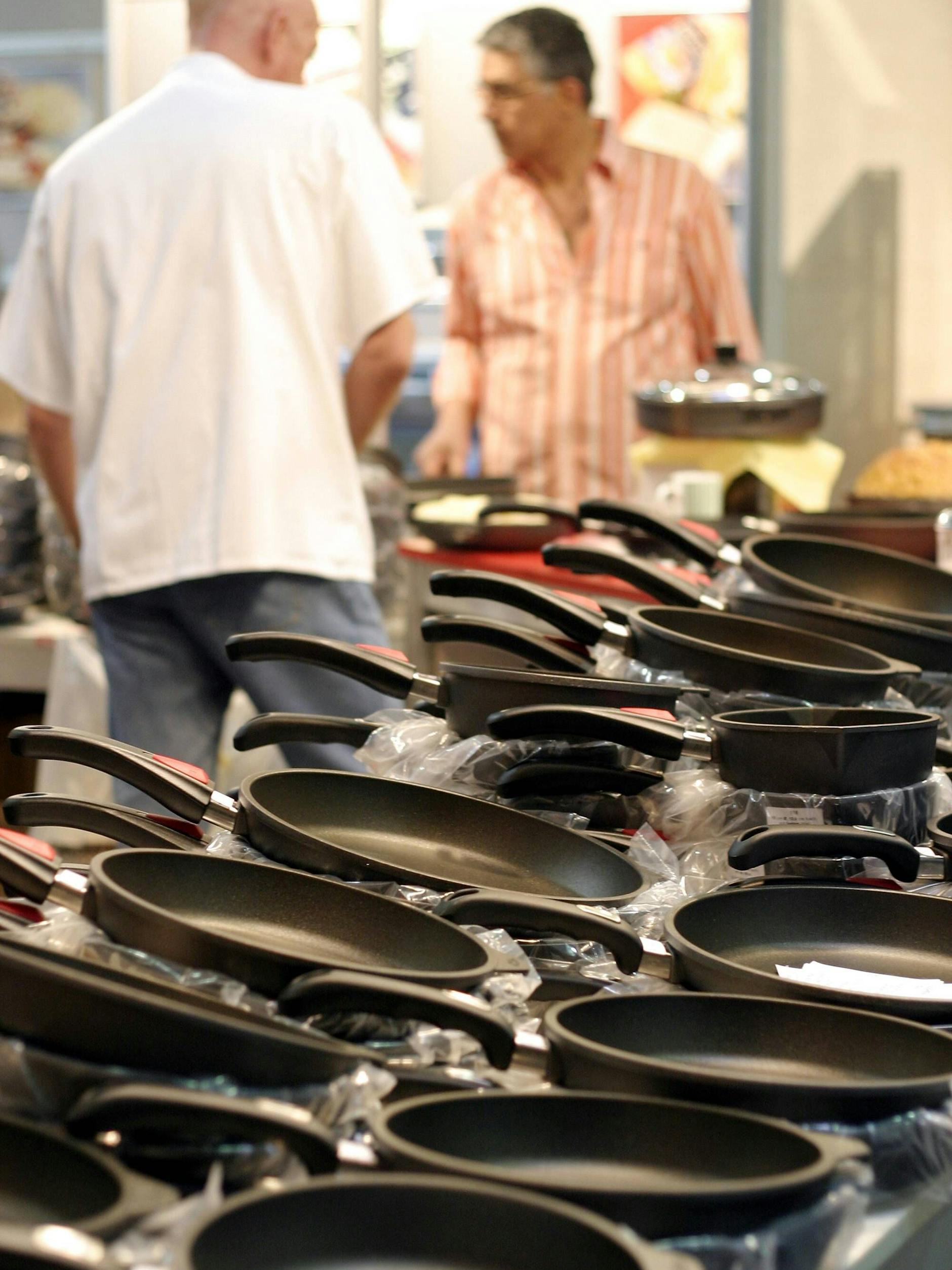 Eine Auswahl an Pfannen: Sind hier PFAS dabei?