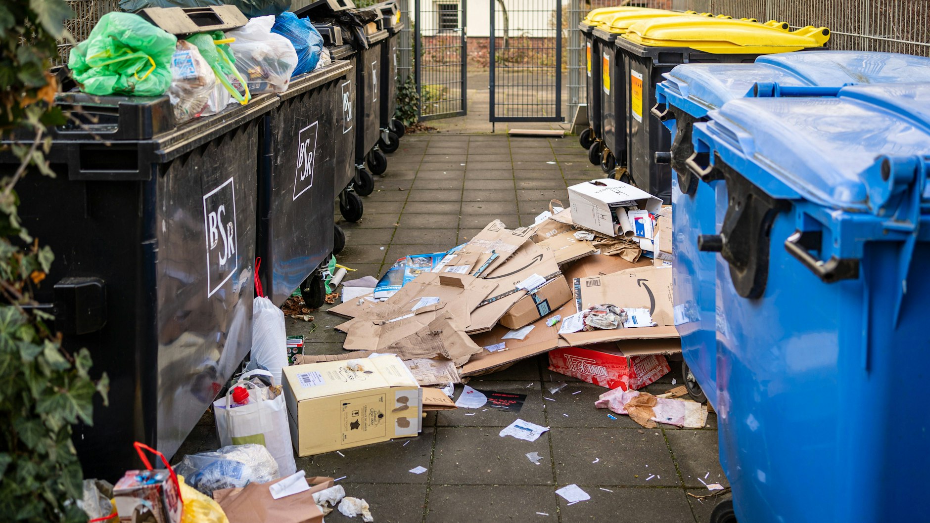 Ob dieser in Wilmersdorf danebengeworfene Müll abgeholt wird, ist allerdings fraglich. Der Zusatzabfall sollte in dichte, reißfeste Plastiksäcke gefüllt sein, so die BSR.