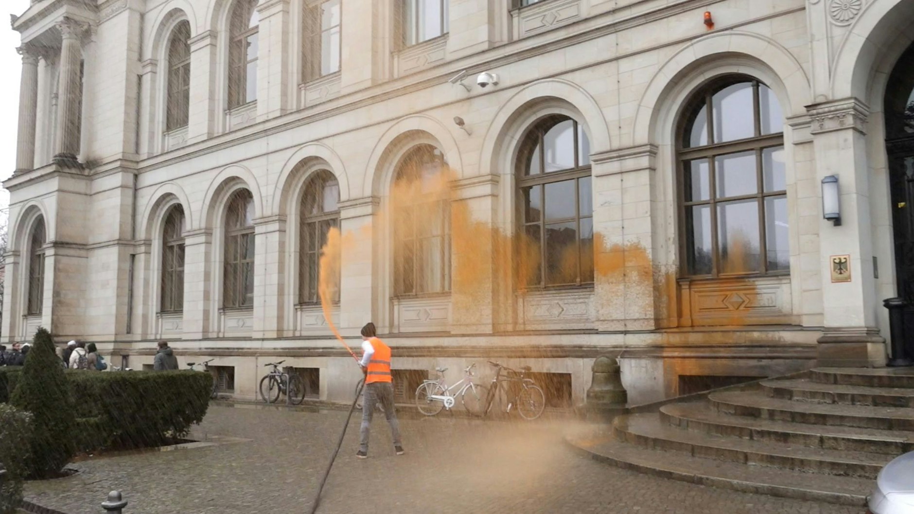 Ein Aktivist bespritzt das Bundesverkehrsministerium.