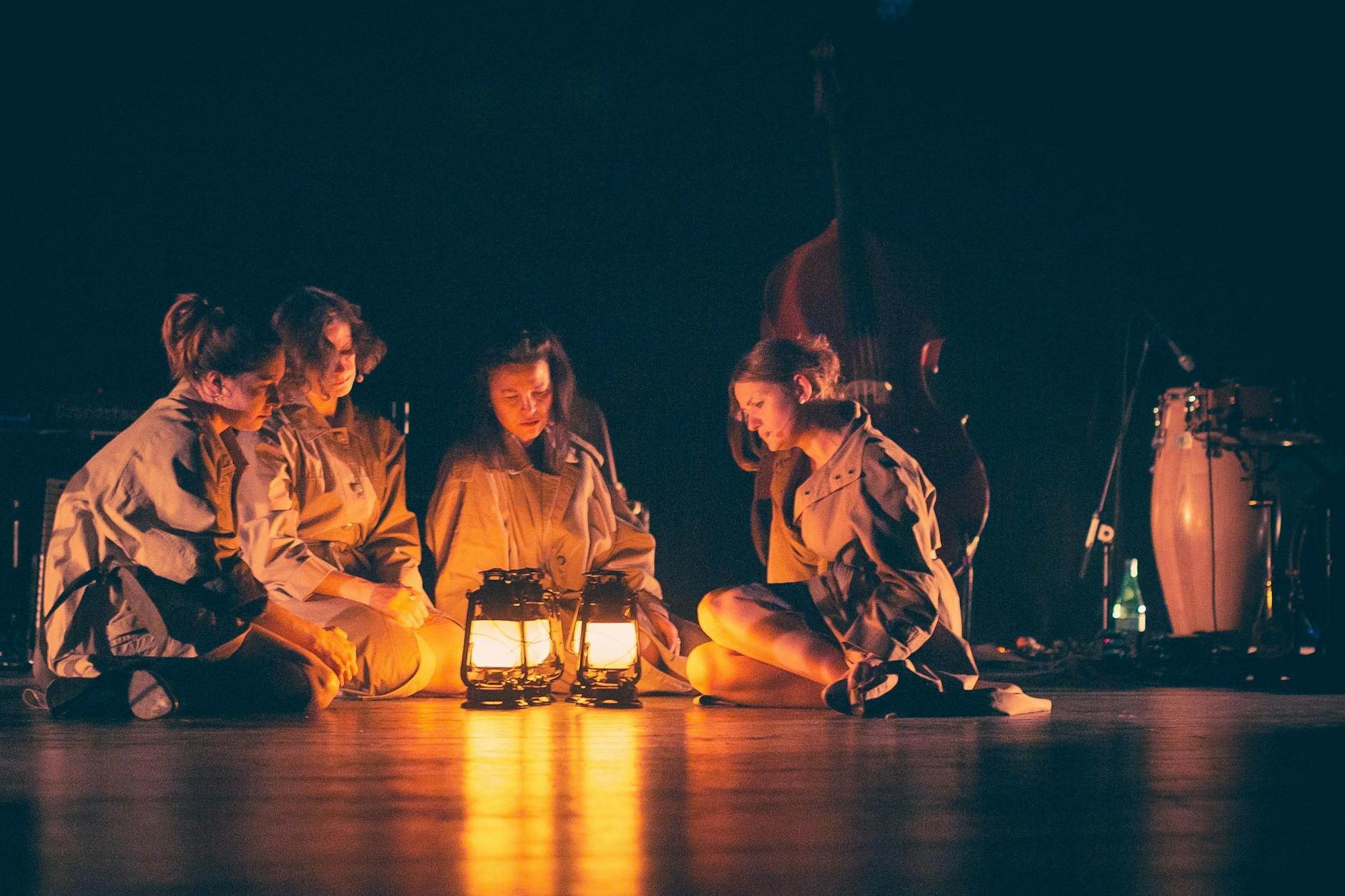 Radar Ost: Hier eine Szene aus „Danse Macabre“ (Center of Contemporary Art DAKH), das Gastspiel läuft am 12. März, 19.30 Uhr im Deutschen Theater.