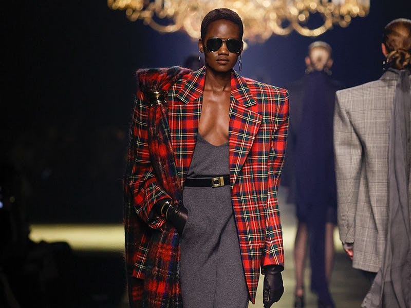 Bei Saint Laurent heißt es jetzt Chic ohne Schock – wie bei vielen anderen Modehäusern auch.