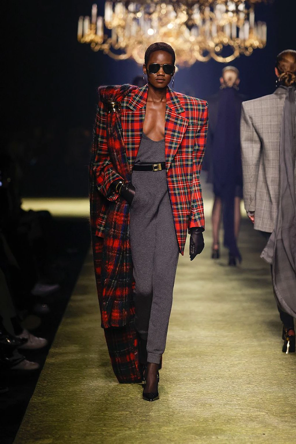 Paris Fashion Week: Rasiermesserscharfe Eleganz bei Saint Laurent