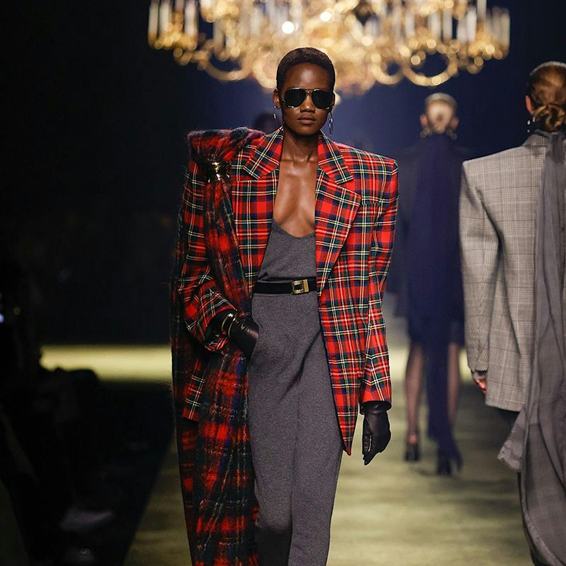 Paris Fashion Week: Rasiermesserscharfe Eleganz bei Saint Laurent
