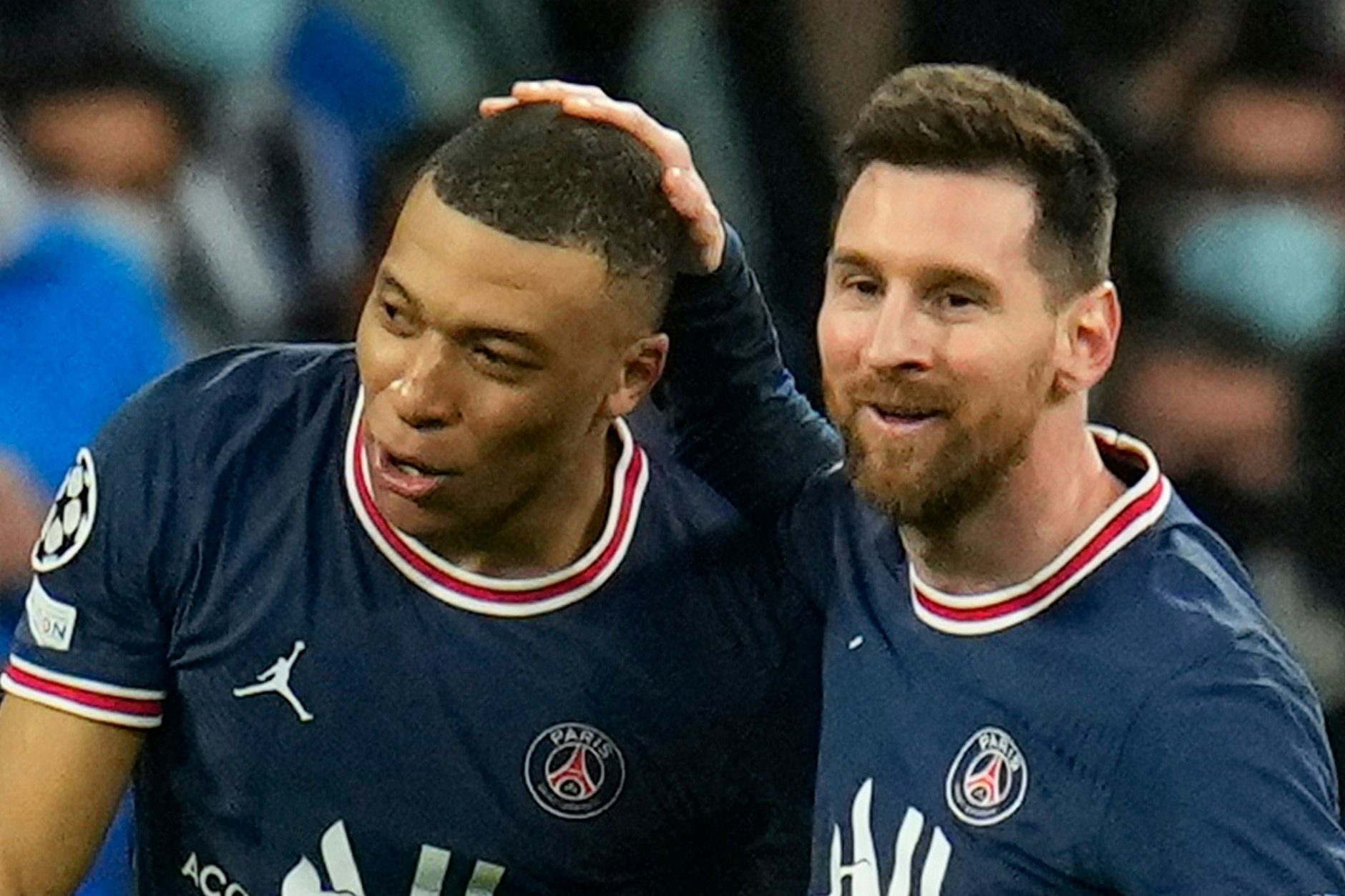 ARCHIV - Lionel Messi (r) und Kylian Mbappé wollen mit PSG in München das Champions-League-Aus vermeiden.  