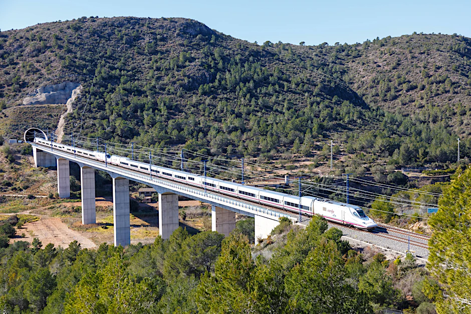 Talgo 350 Hochgeschwindigkeitszug der RENFE auf der Strecke Madrid - Barcelona bei Roda de Bera in Spanien.
