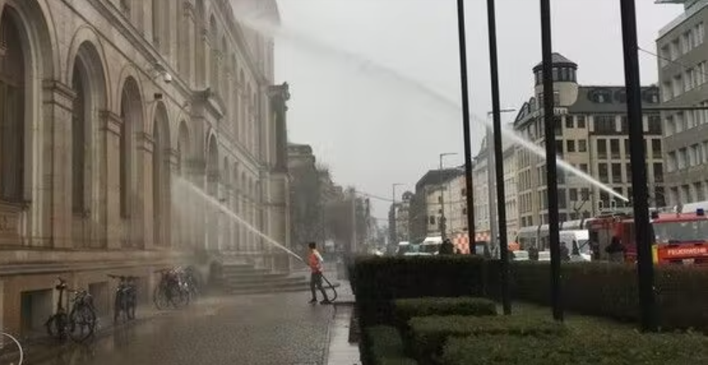 Image - Klima-Kleber besprühen aus gemietetem Feuerwehrauto Verkehrsministerium in Berlin