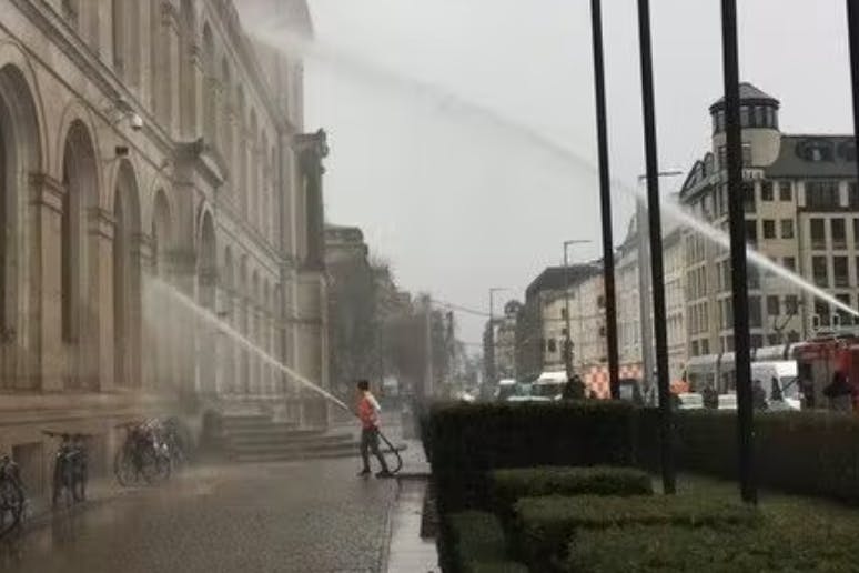 Klima-Kleber sind mit einem Feuerwehrauto vorgefahren, besprühen das Bundesverkehrsministerium.