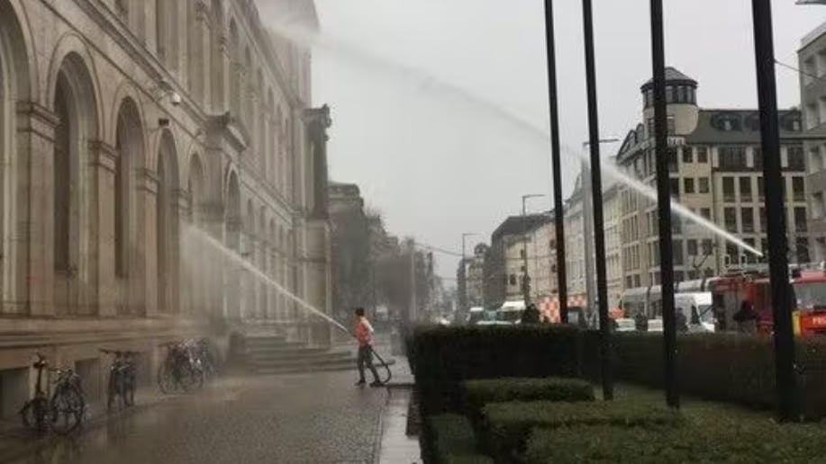 Der Löschangriff mit dem Feuerwehrauto vor dem Verkehrsministerium in Berlin
