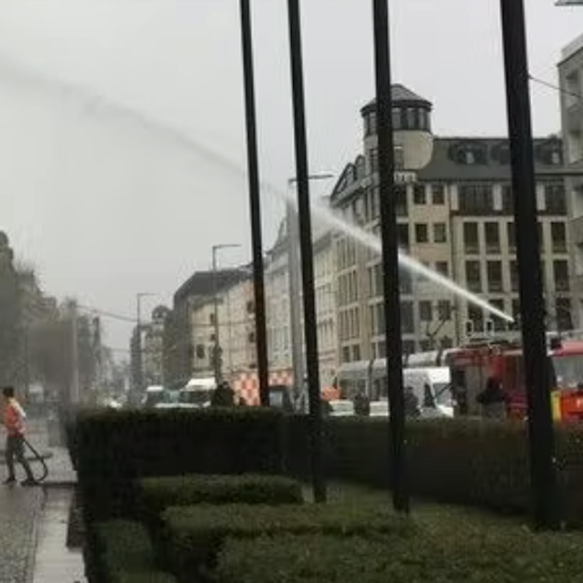 Klima-Kleber besprühen aus gemietetem Feuerwehrauto Verkehrsministerium in Berlin
