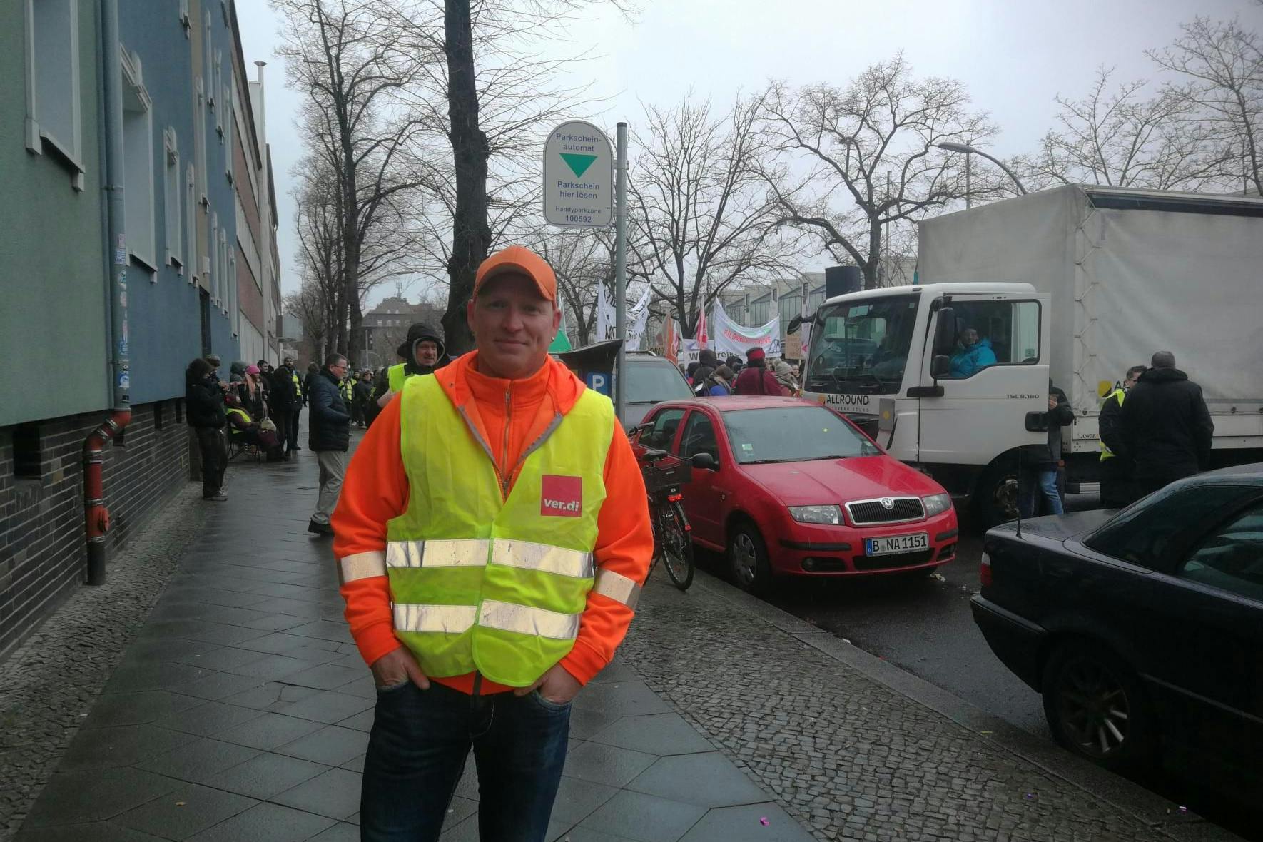 Müllwerker Jörg M. fordert gemeinsam mit anderen Beschäftigten höhere Löhne. Der Müll bleibt so lange liegen.
