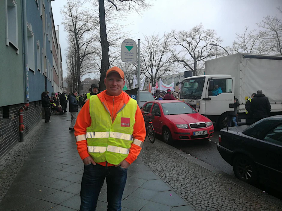Müllwerker Jörg M. fordert gemeinsam mit anderen Beschäftigten höhere Löhne. Der Müll bleibt so lange liegen.
