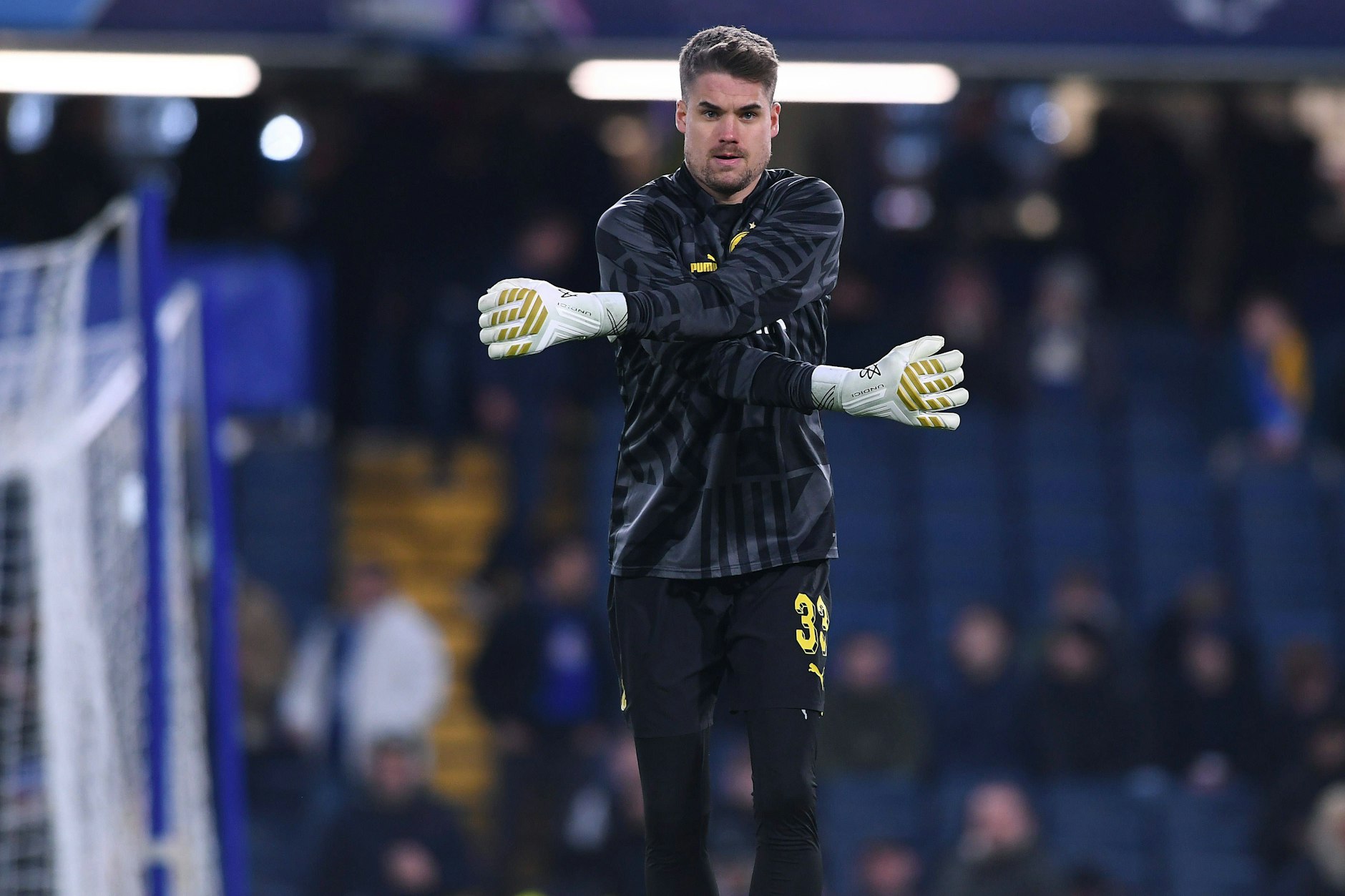 Alexander Meyer von Borussia Dortmund beim Aufwärmen. 