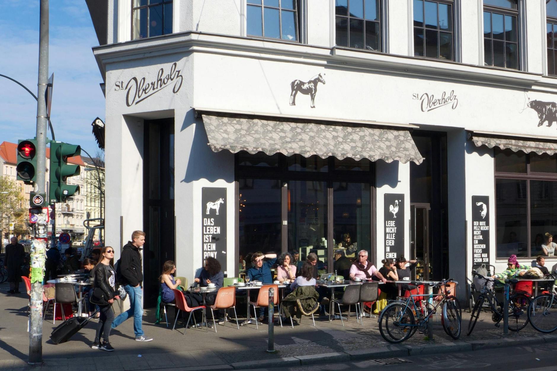 Nur echt mit Laptop: das St. Oberholz, hier wollte und musste man gesehen werden.