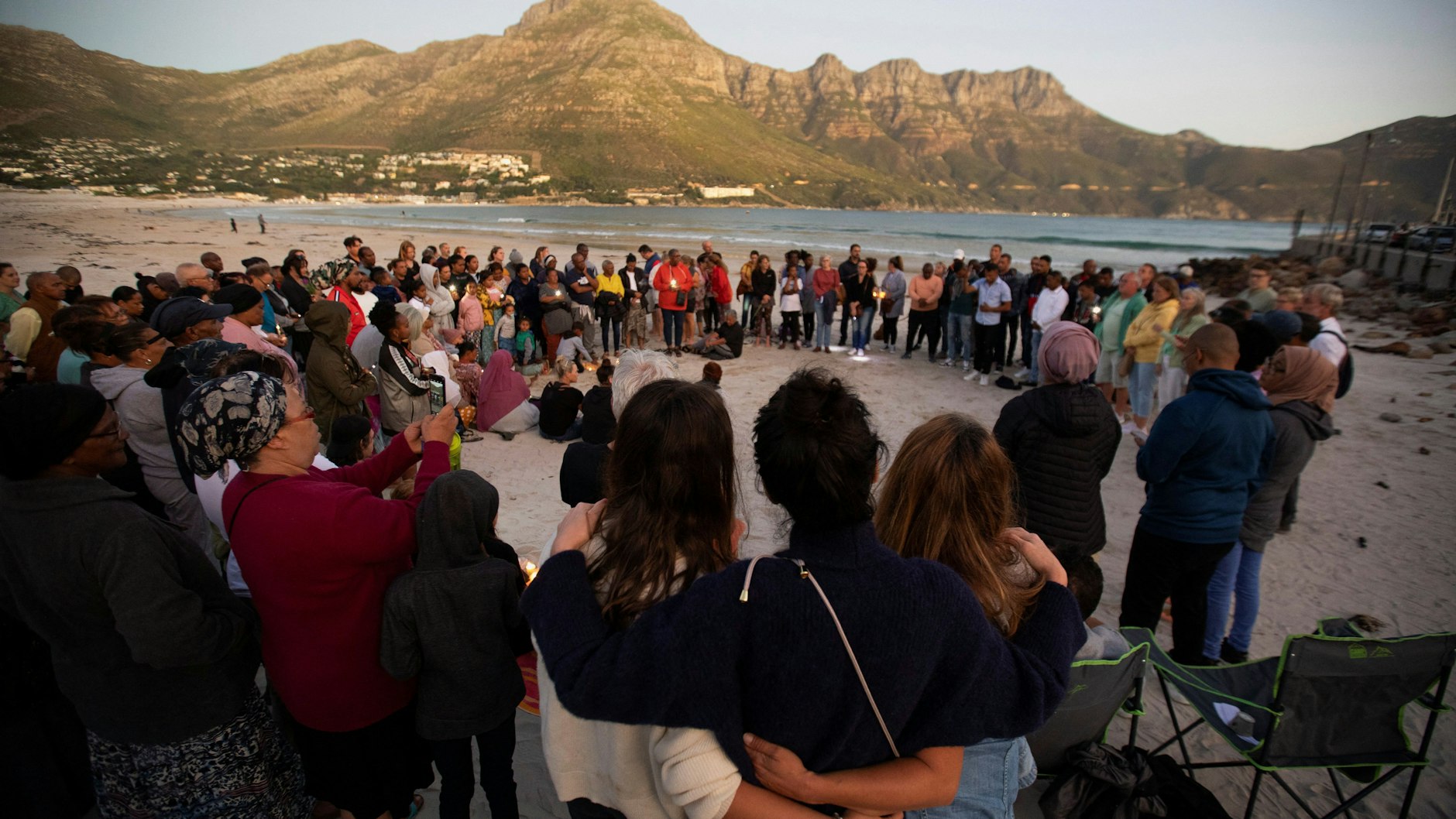 Nach einer Suche haben sich Anwohner mit Kerzen an der Hout Bay in Kapstadt getroffen, beten für den vermissten Nick Frischke.