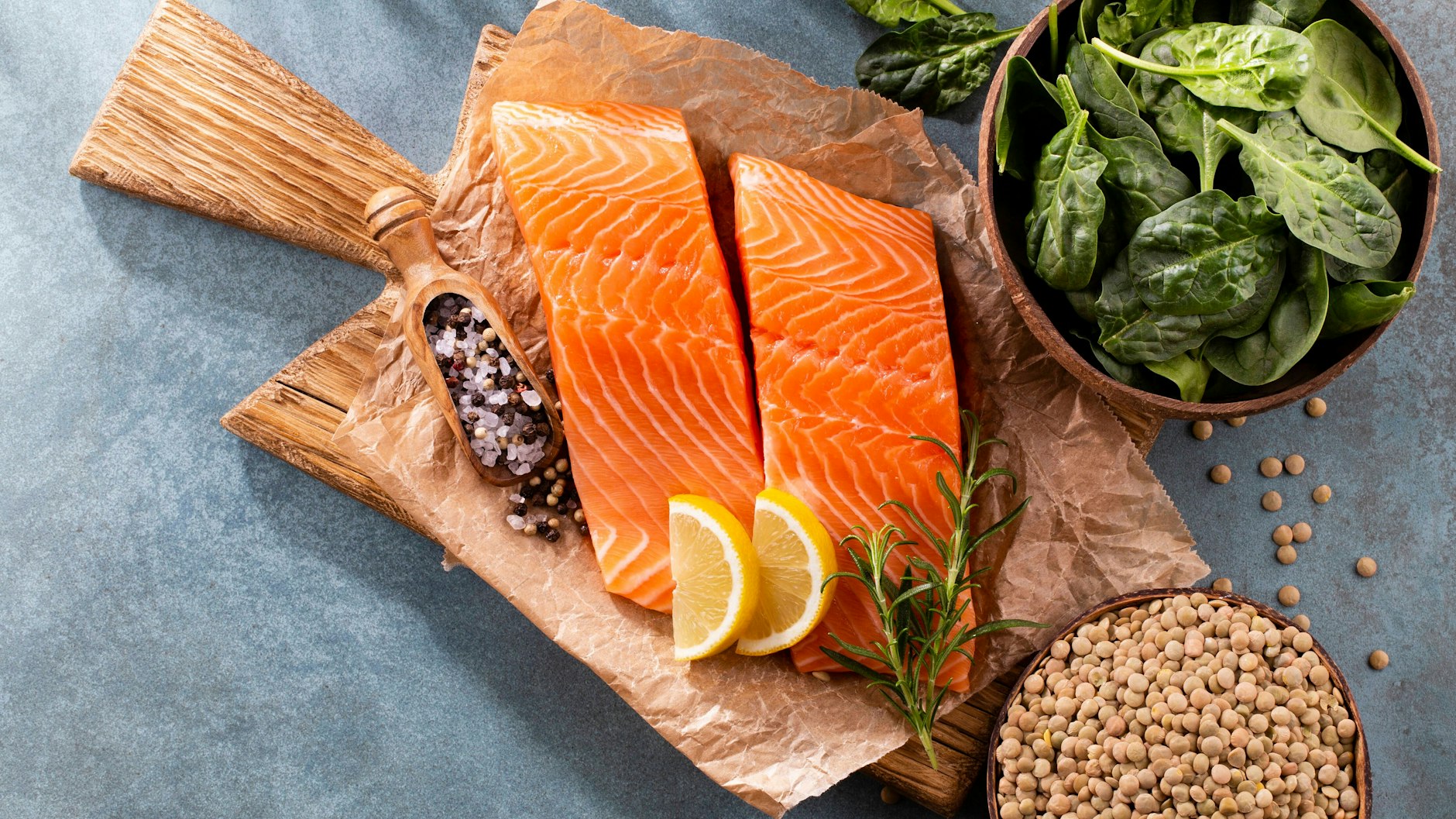 Lachs und Spinat passen toll zusammen, vor allem in diesem Rezept für Lachs in Spinat-Sahne-Soße.