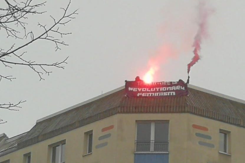 Auf der Frankfurter Allee wird demonstriert. Bengalos und Feuerwerk werden auf einem Hausdach gezündet. Die Polizei spricht von 4000 Demo-Teilnehmerinnen. 