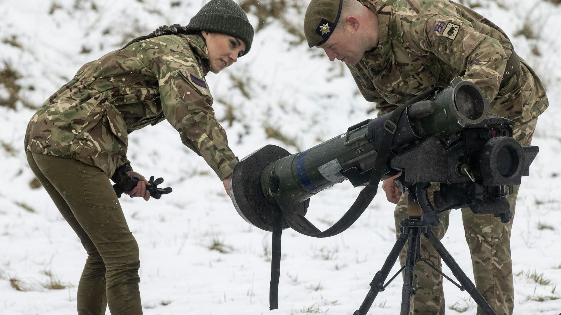 Kate, Prinzessin von Wales und Oberst der Irischen Garde, wird während ihres ersten Besuchs des 1. Bataillon der Irischen Garde seit ihrer Ernennung zum Oberst auf dem Truppenübungsplatz Salisbury Plain ein Waffensystem gezeigt.