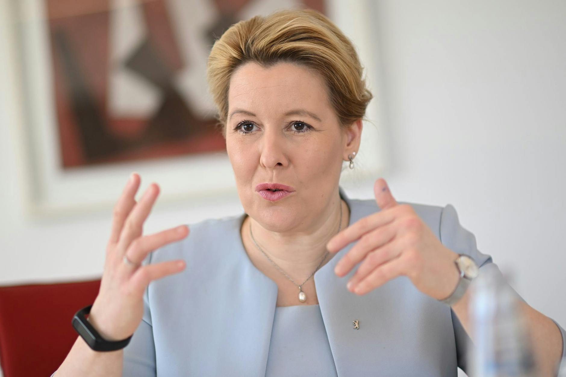 Franziska Giffey gibt ihr Amt als Regierende Bürgermeisterin auf. Als Senatorin steht sie aber zur Verfügung.