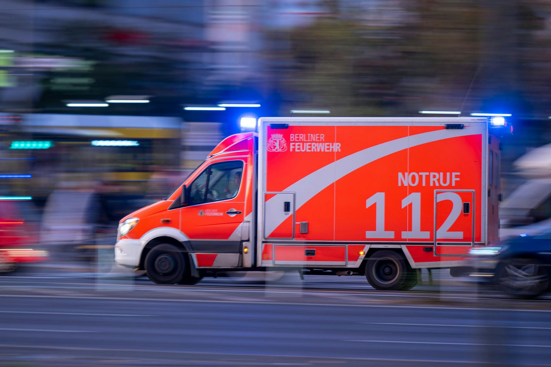 Ein Rettungswagen der Berliner Feuerwehr fährt mit Blaulicht zum Einsatz.