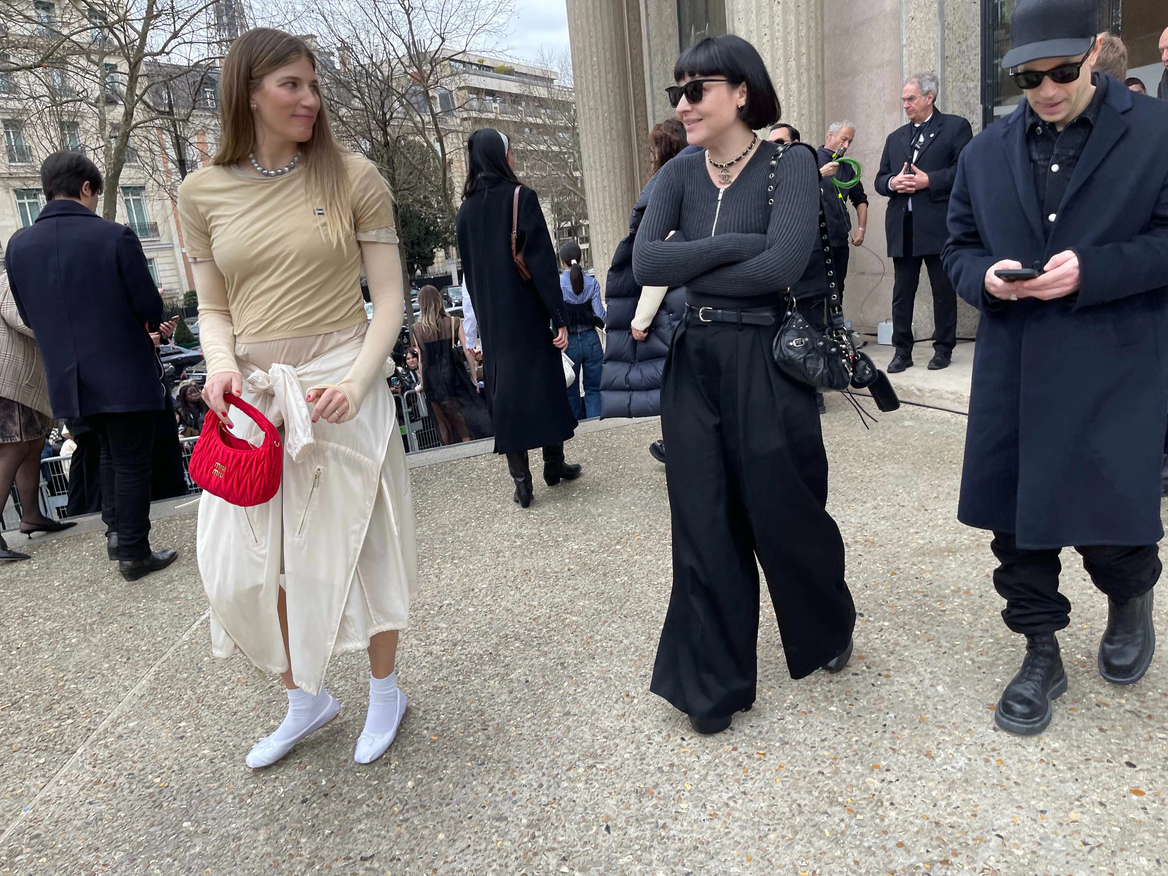 Links im Bild mit roter Miu-Bag: Veronika Heilbrunner, deutsches It-Girl der ersten Stunde.