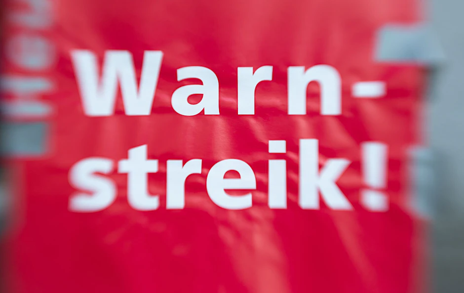 ARCHIV - «Warnstreik!» steht auf einem Schild.  