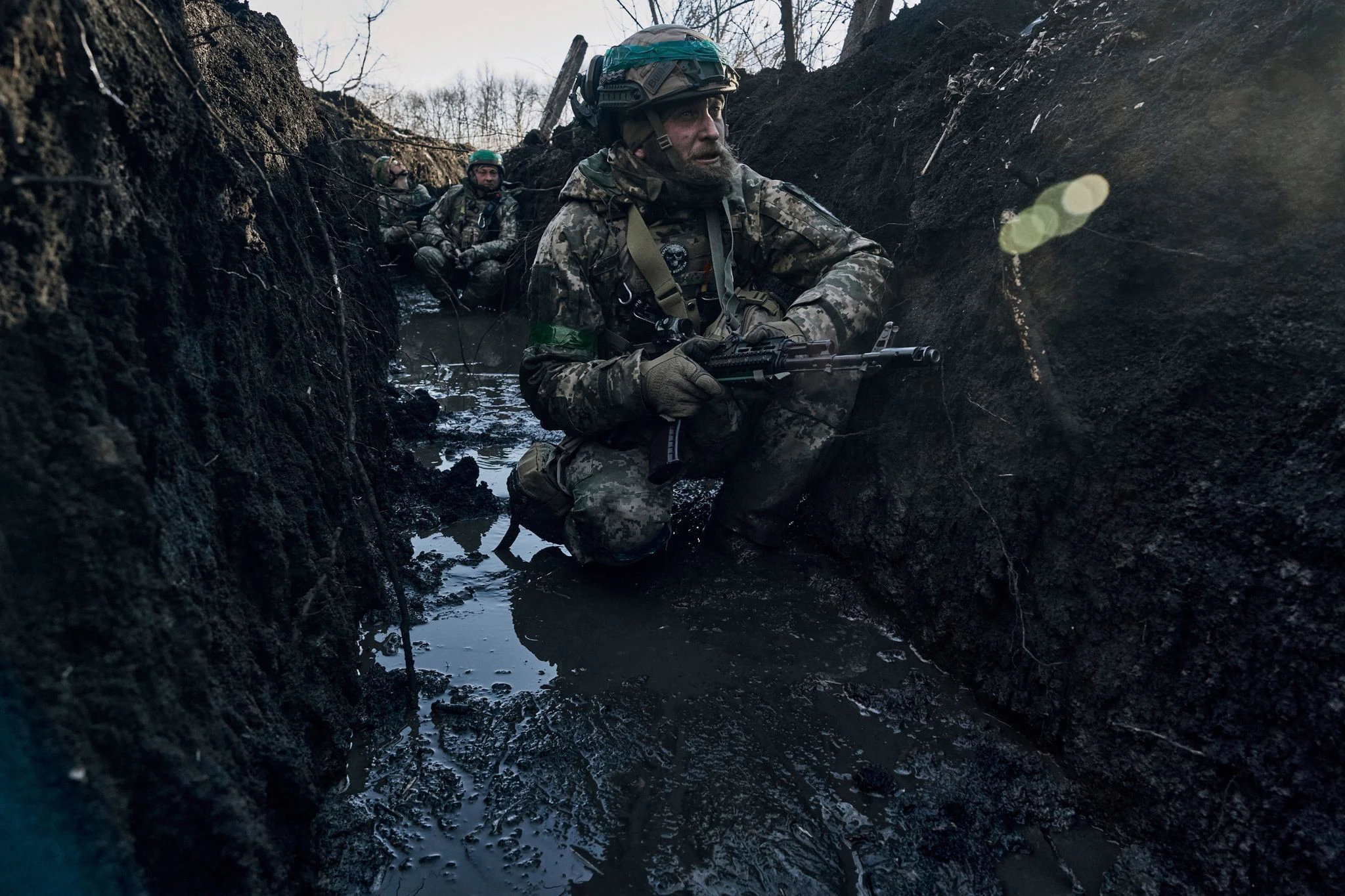 Ukrainische Soldaten in einem Schützengraben an der Frontlinie nahe Bachmut.&nbsp;