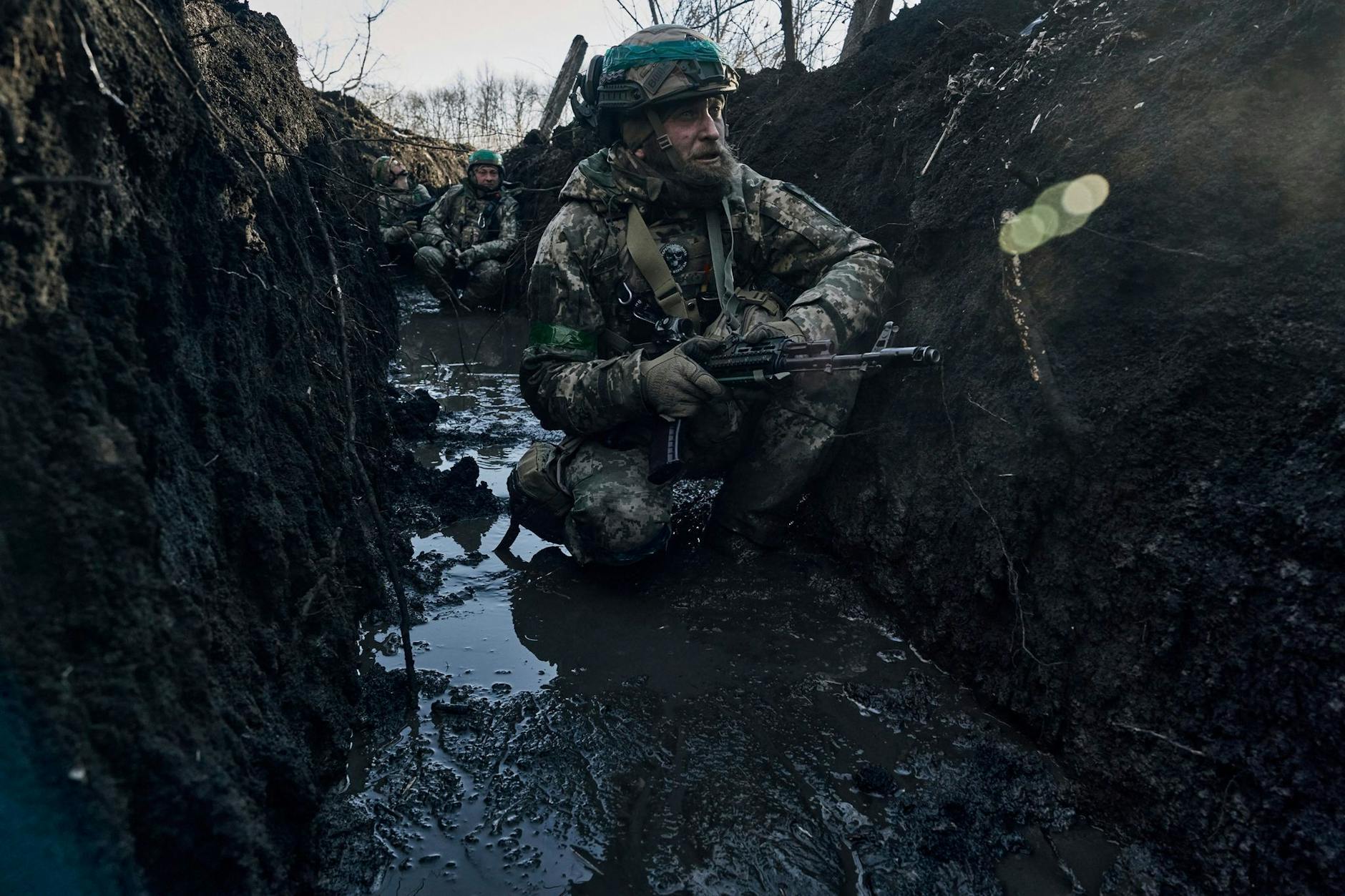 Ukrainische Soldaten in einem Schützengraben an der Frontlinie nahe Bachmut. 