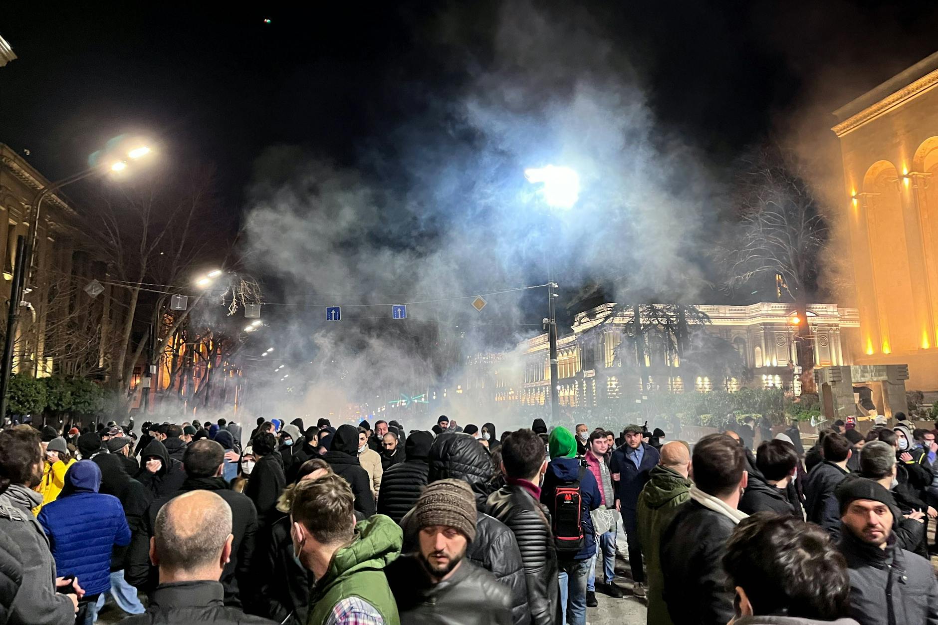 Miles de personas protestaron en las calles de la capital, Tbilisi, contra el plan, según el cual los medios serán clasificados como "agentes extranjeros" si son financiados en más del 20 por ciento desde el extranjero.
