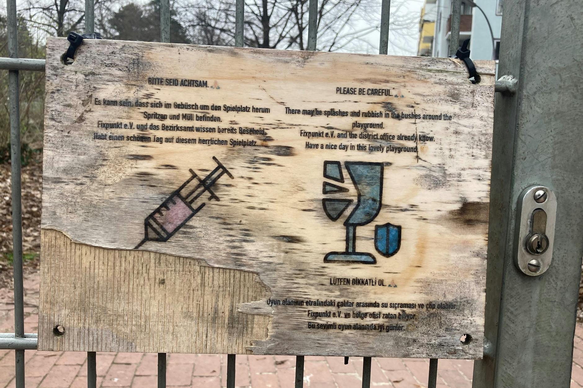 Ein Warnschild auf dem Kinderspielplatz.