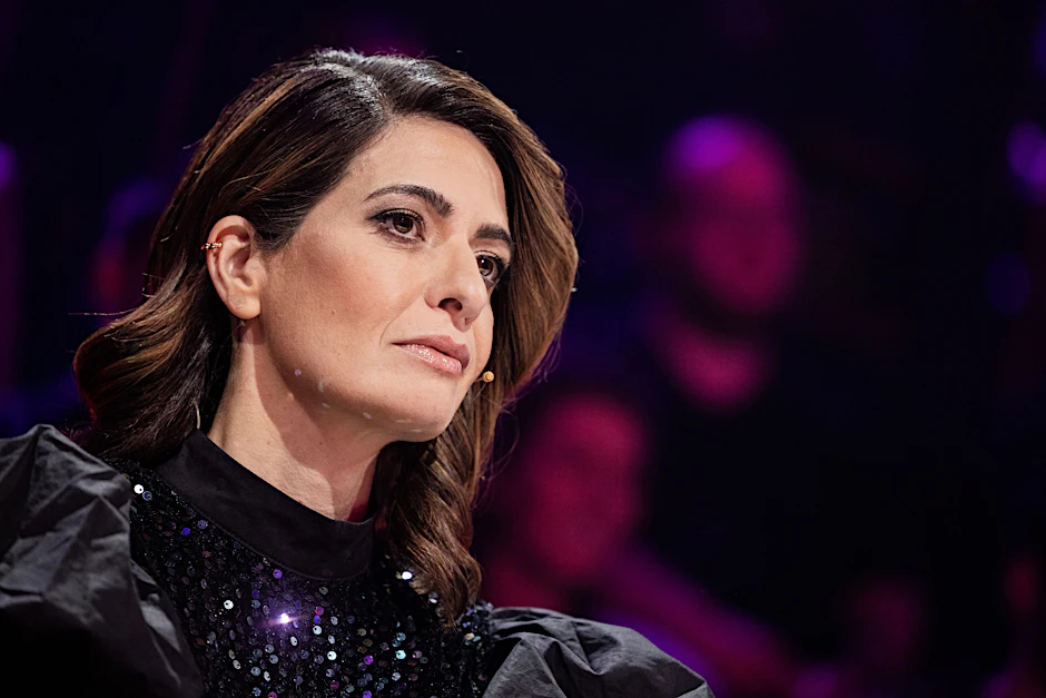 Linda Zervakis sitzt am Ratepult in der Prosieben-Show „The Masked Singer“.&nbsp;
