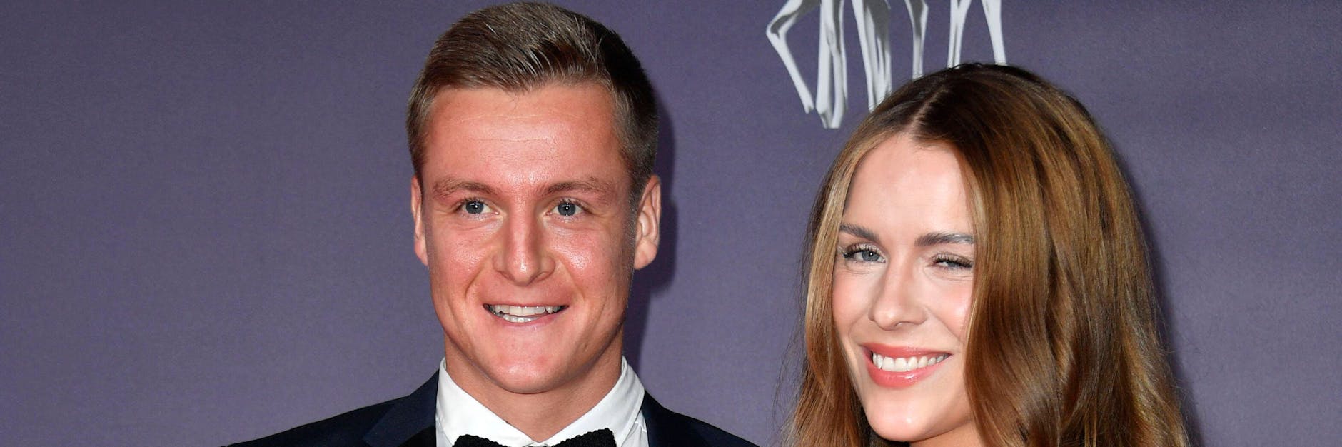 Felix Kroos und seine Lisa zeigten ihr Babyglück erstmals bei der Bambi-Gala im Oktober. Jetzt ist der neue Erdenbürger Theo sogar Union-Mitglied geworden.