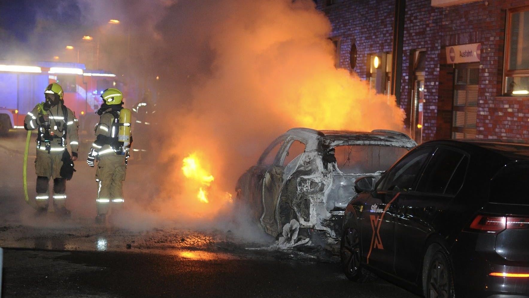 Einsatzkräfte der Feuerwehr am Brandort in Rumelsburg.