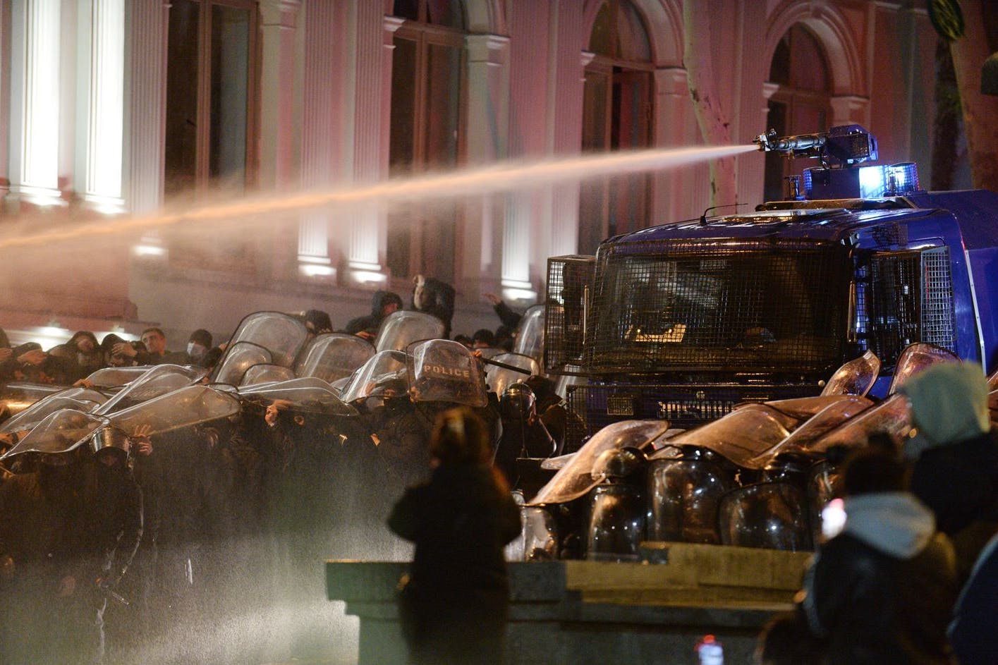 Tiflis: Die Polizei setzt Wasserwerfer vor dem georgischen Parlamentsgebäude ein.