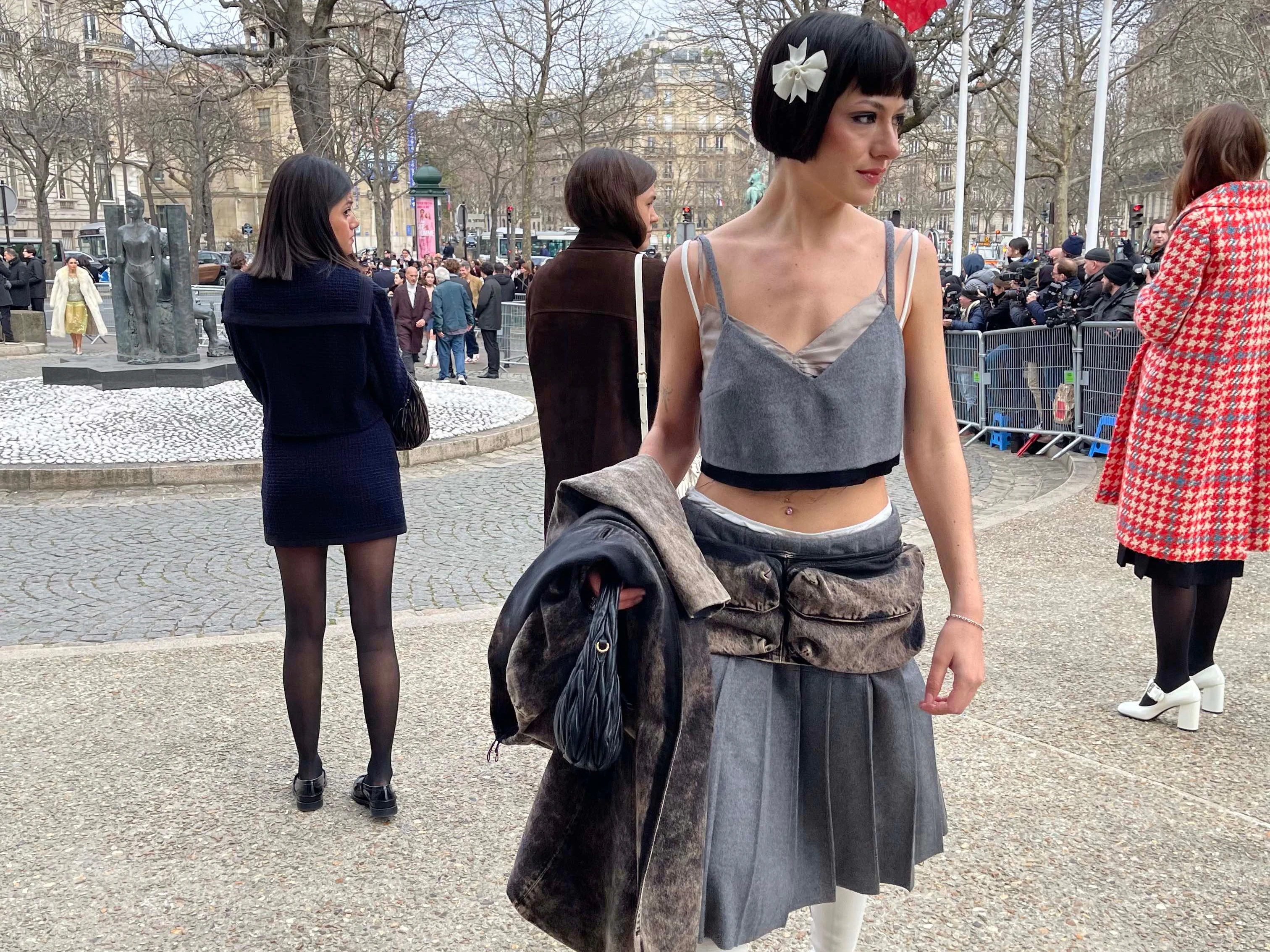 Pagenschnitt und Blüte im Haar – damit macht dieser aktuelle Miu-Miu-Look einen Schwenk in Richtung Roaring Twenties.&nbsp;