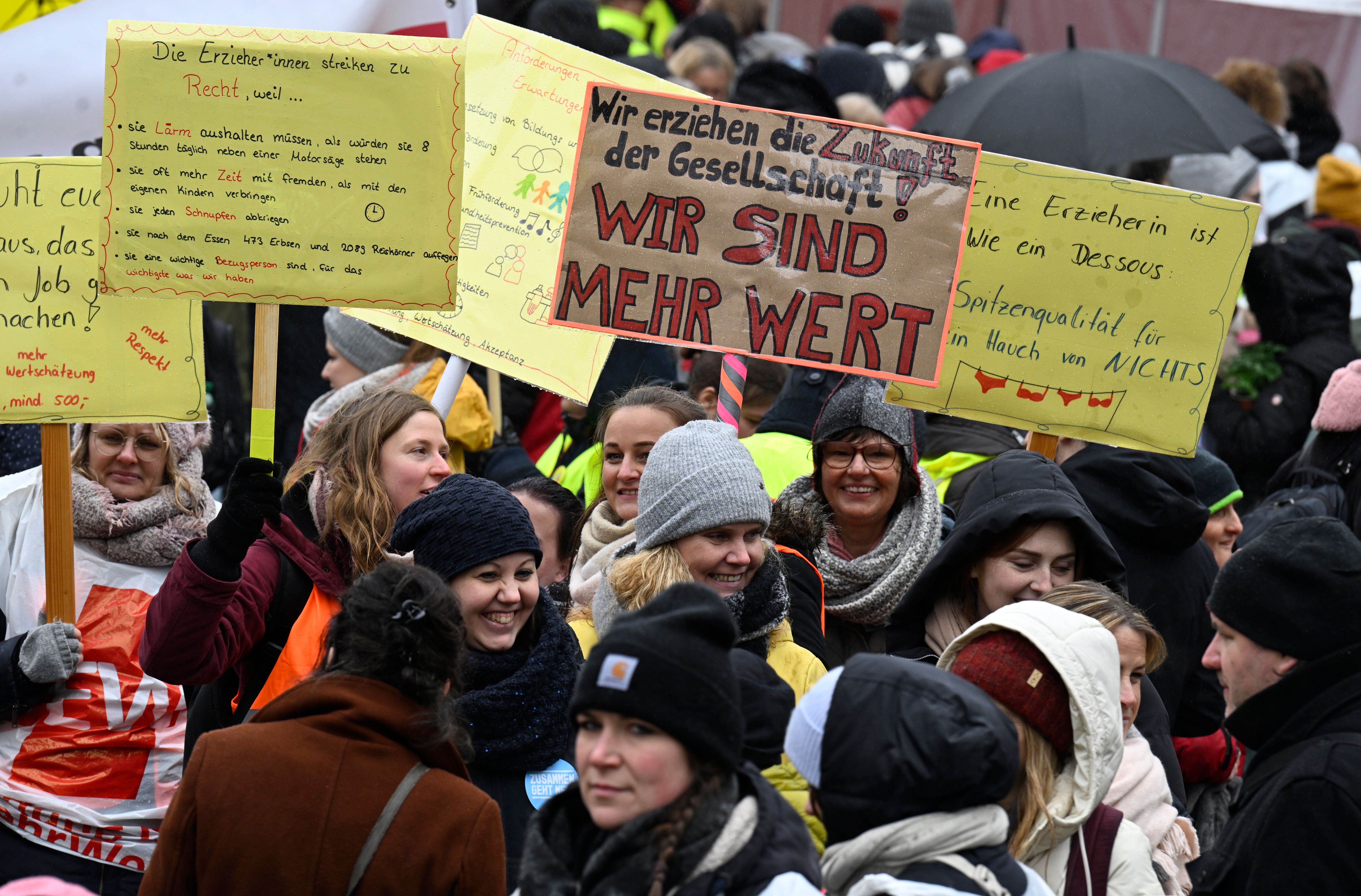 Warnstreiks In Kitas: Verdi Droht Mit Eskalation, Zehntausende Auf Den ...