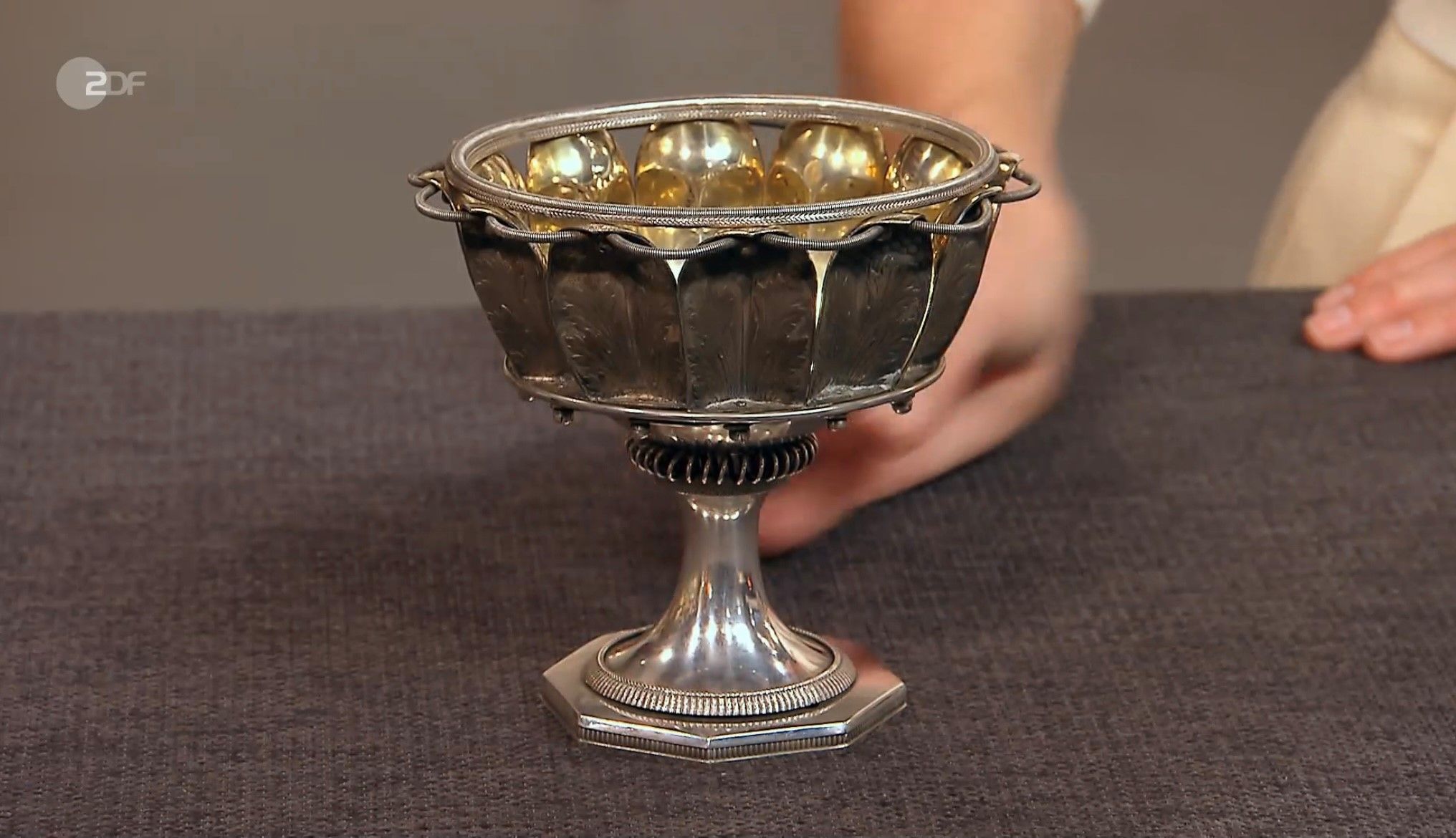 500-facher Preis bei „Bares für Rares“: Wahnsinn! Schale vom Flohmarkt macht ihren Besitzer reich