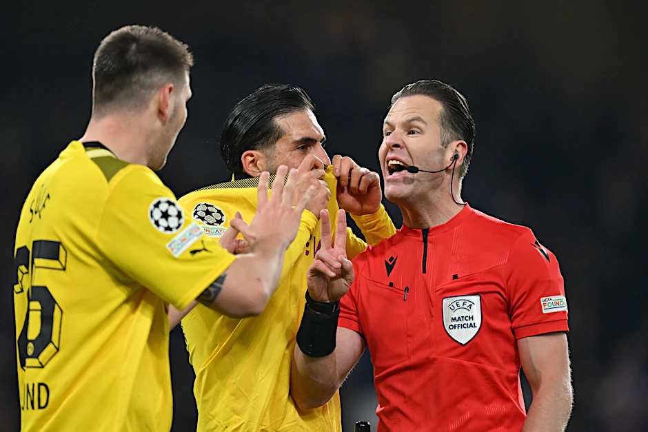 Elfmeter-Entscheidung: Dortmunds Niklas Süle (l.) und Emre Can diskutieren mit Schiedsrichter Danny Makkelie.
