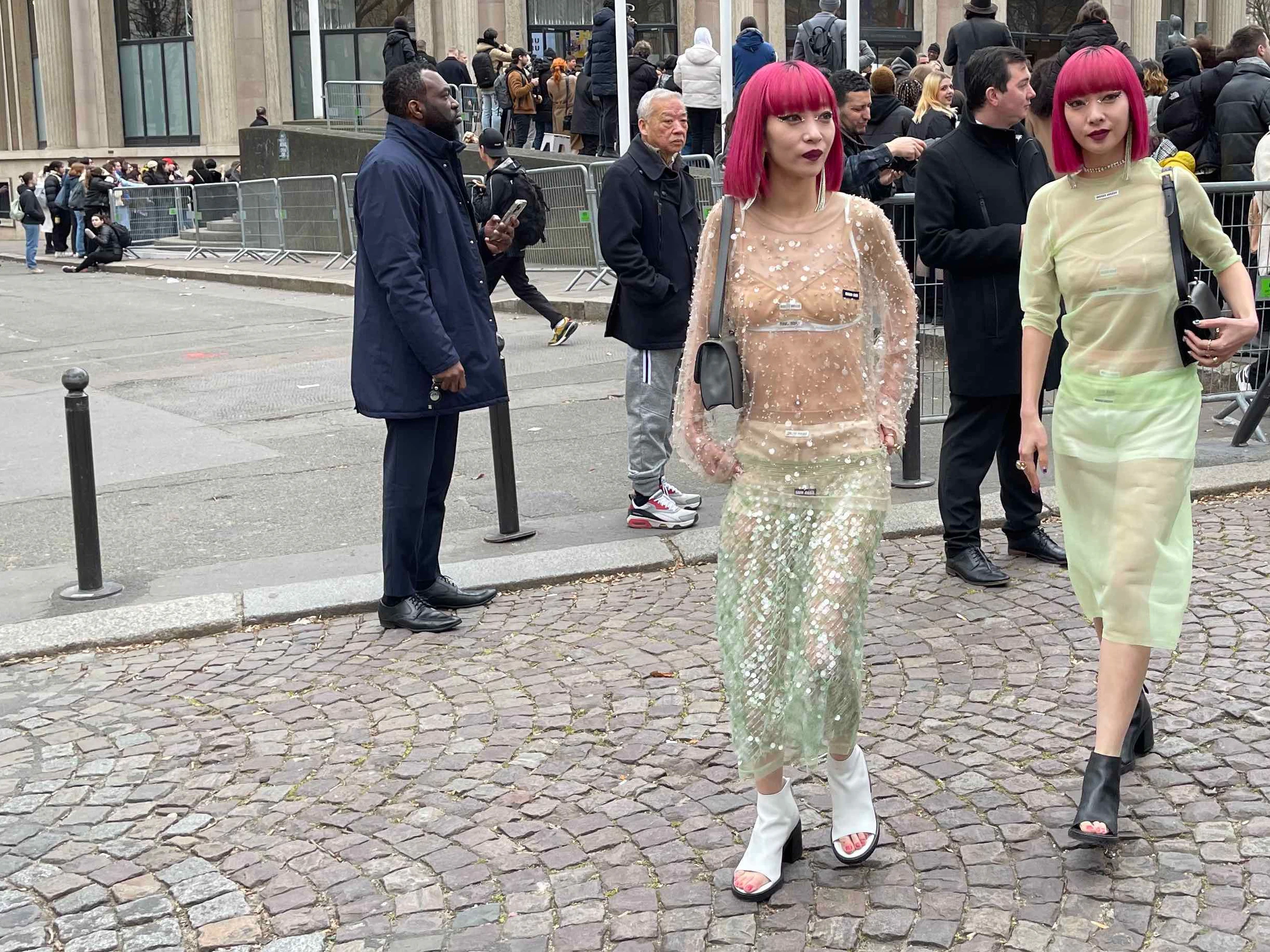 Diese japanischen Zwillinge sind Dauergast auf den Fashion Weeks in Mailand und Paris. Auf ihrem Instagram-Account @amixxamiaya wird man darüber auf dem Laufenden gehalten.