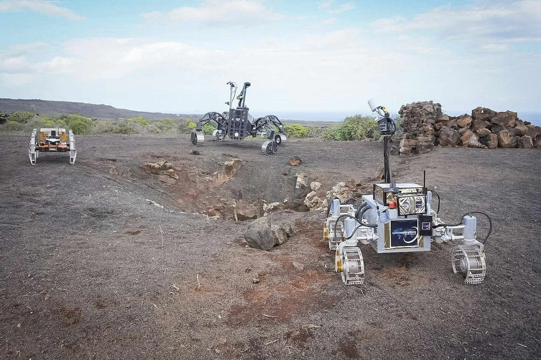 Lanzarote: Die drei autonomen Rover erkunden den Eingang zu einer Lavahöhle. 