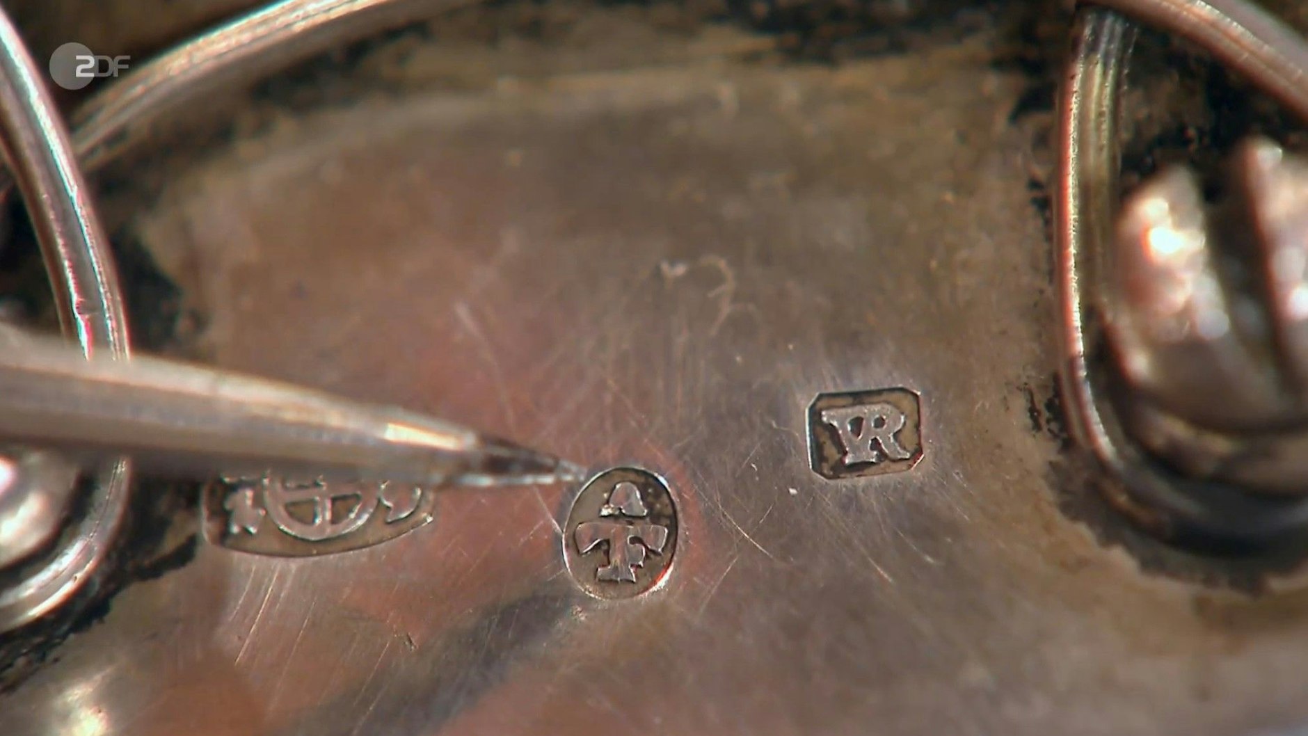 Die Punzen auf dem Flohmarktfund zeigen, wie wertvoll der Schatz bei „Bares für Rares“ ist.