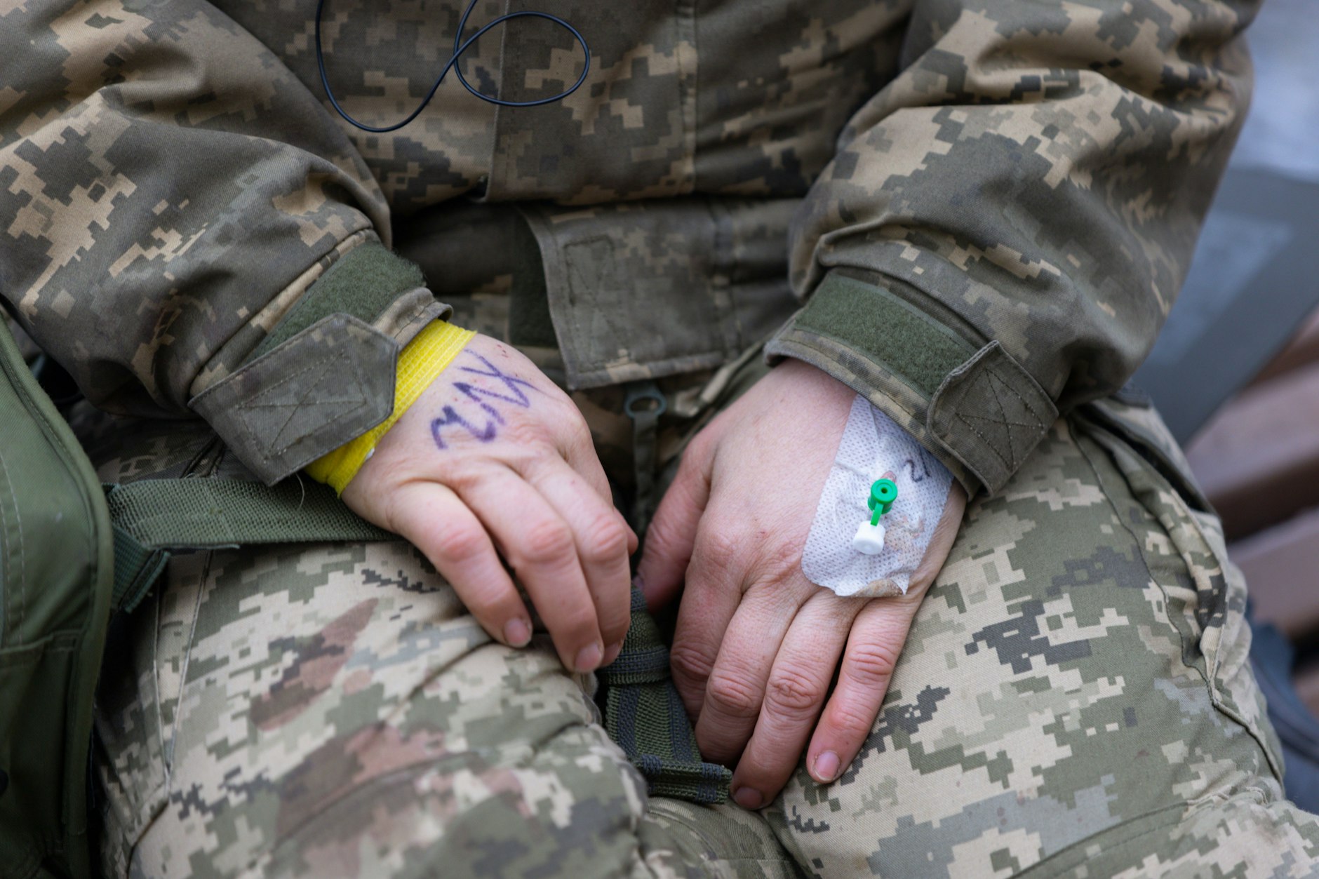 Sarah Ashton-Cirillo mit einer Kanüle in der Hand. Im Krankenhaus erholt sie sich von einem russischen Angriff wobei sie verletzt wurde.