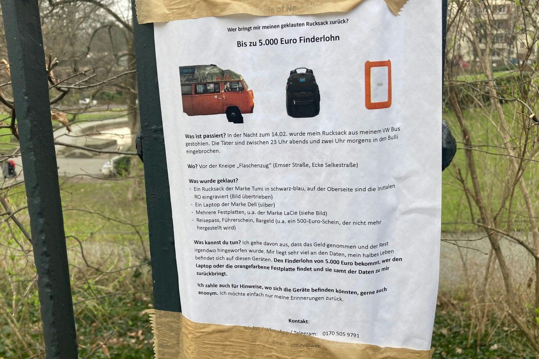 Ein Zettel am Zaun des Körnerparks. Einer Frau wurde der Computer gestohlen. Sie appelliert an den Täter beziehungsweise Hehler.