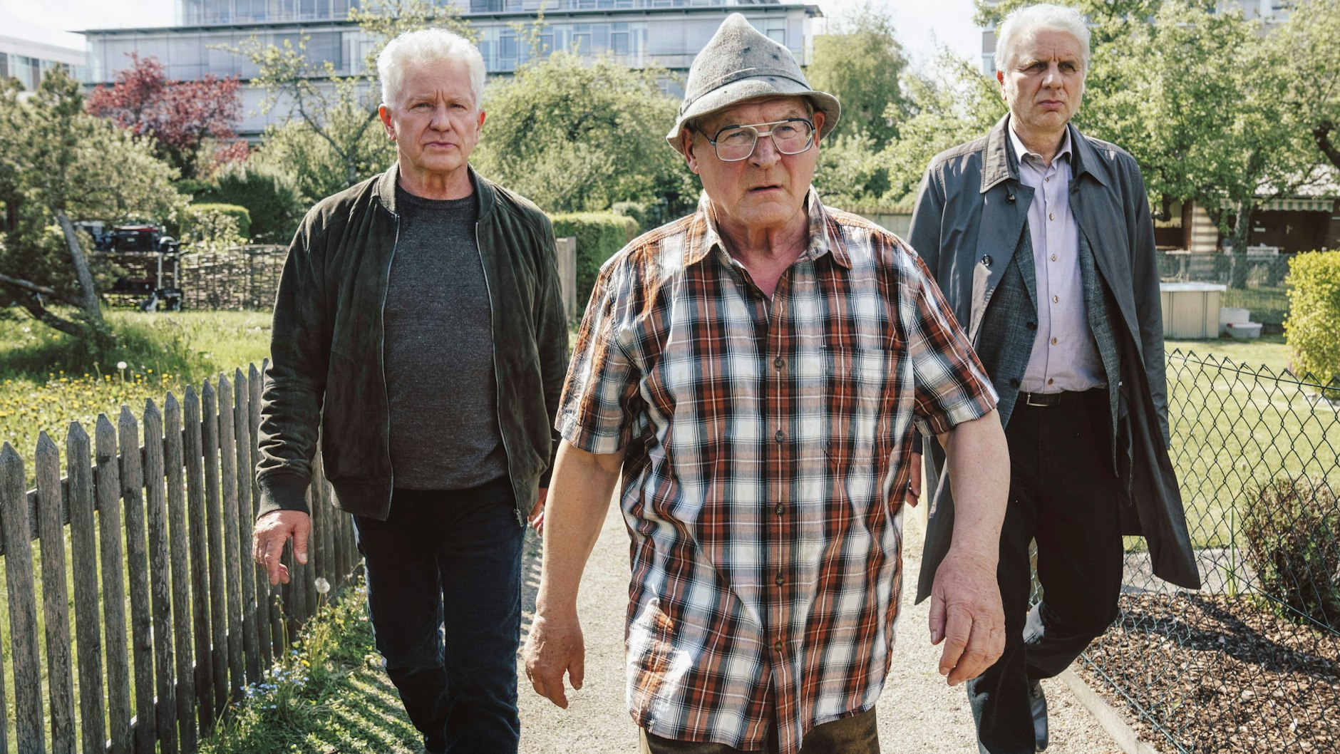 Die Tatort-Kommissare Ivo Batic (Miroslav Nemec, links) und Franz Leitmayr (Udo Wachtveitl, rechts) nehmen Hackl (Burghart Klaußner) mit.