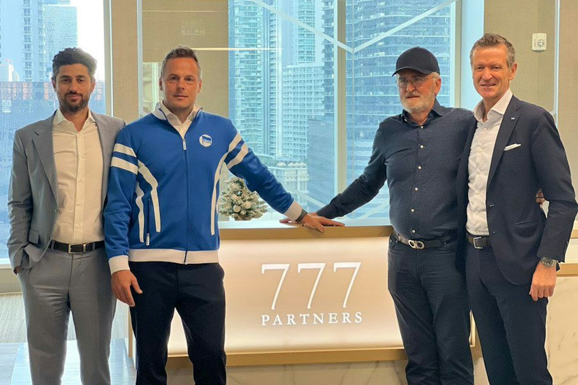Herthas Präsident Kay Bernstein (2.v.l.) und Finanzboss Thomas Herrich (r.) mit den 777-Bossen Josh Wander (l.) und Steven Pasko in der Firmenzentrale des Investors