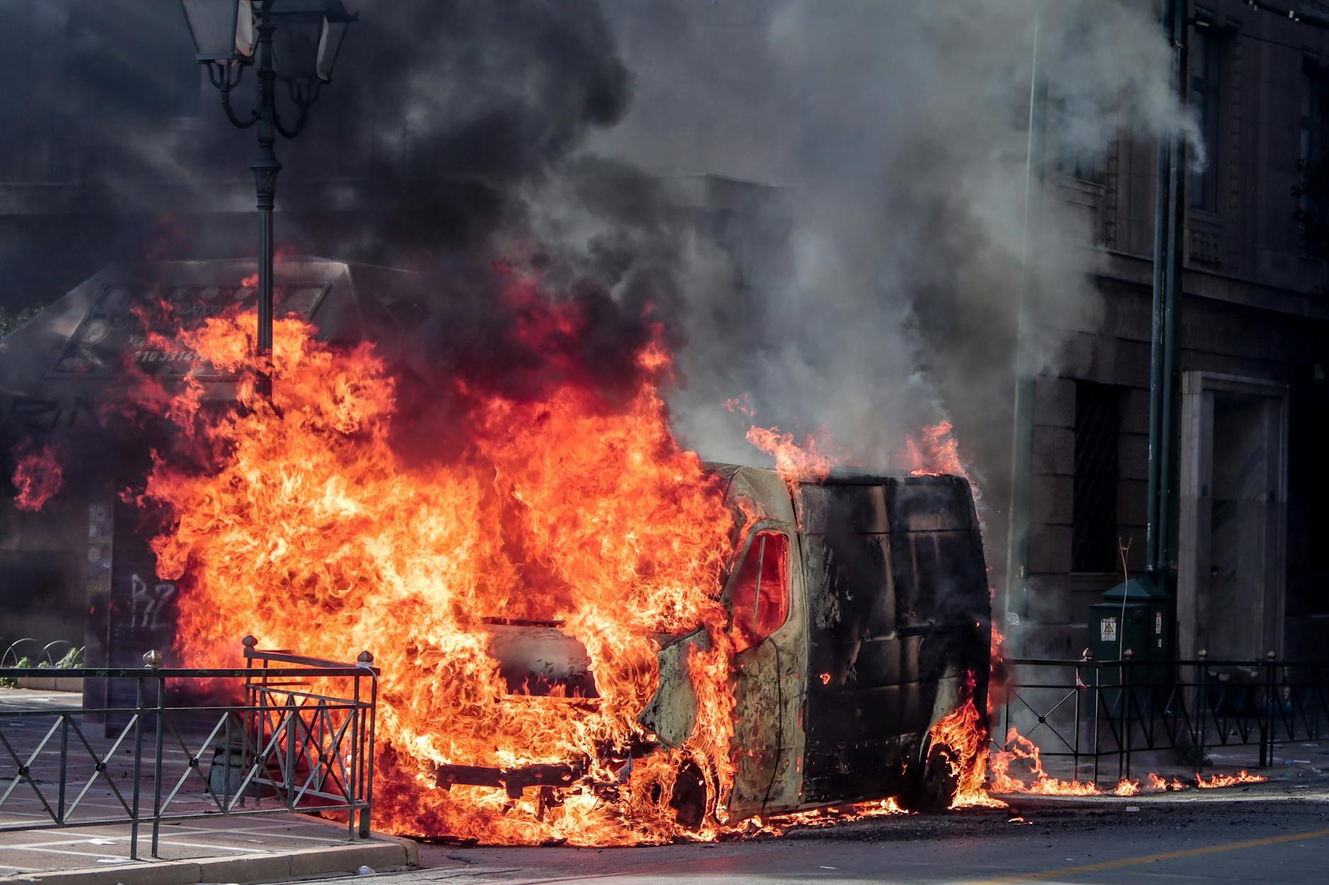 Ein brennendes Fahrzeug in Athen: Nach einem Zugunglück mit 57 Toten protestieren zehntausende Griechen gegen die Regierung. Einige Proteste schlugen vor wenigen Tagen in Gewalt um.