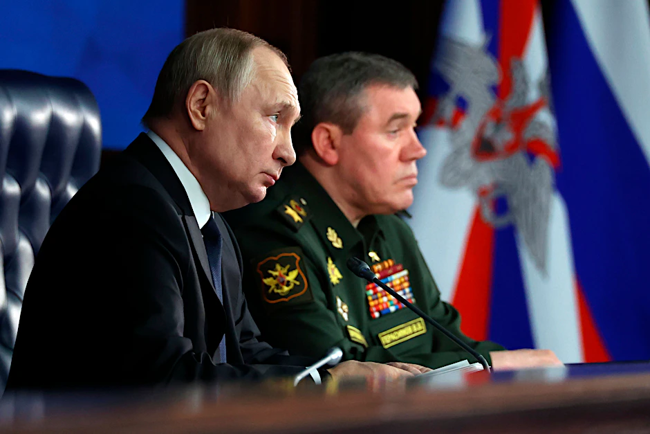 Wladimir Putin (l.), Präsident von Russland, und Waleri Gerassimow, Generalstabschef von Russland, während eines Treffens mit hochrangigen Militäroffizieren.&nbsp;