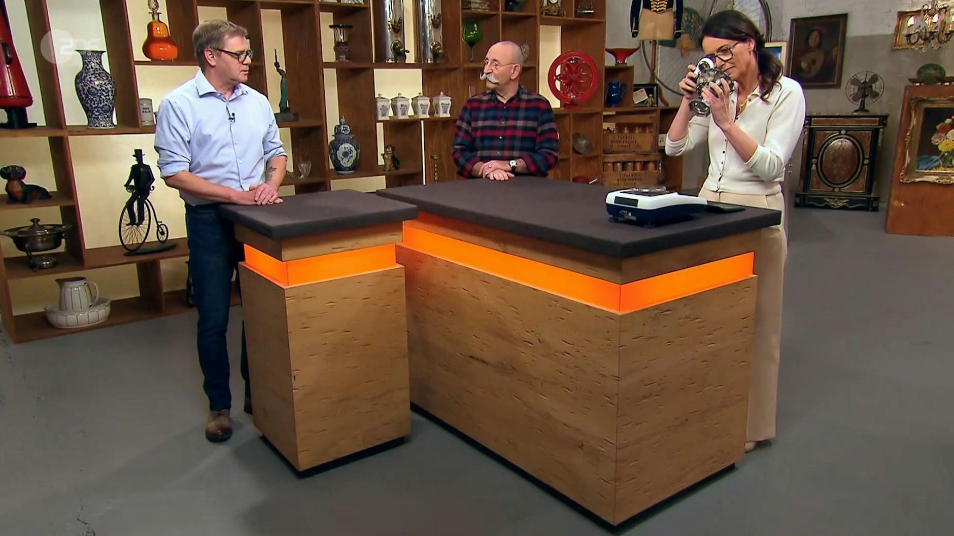 „Bares für Rares“-Expertin Dr. Heide Rezepa-Zabel begutachtet den Flohmarktfund.