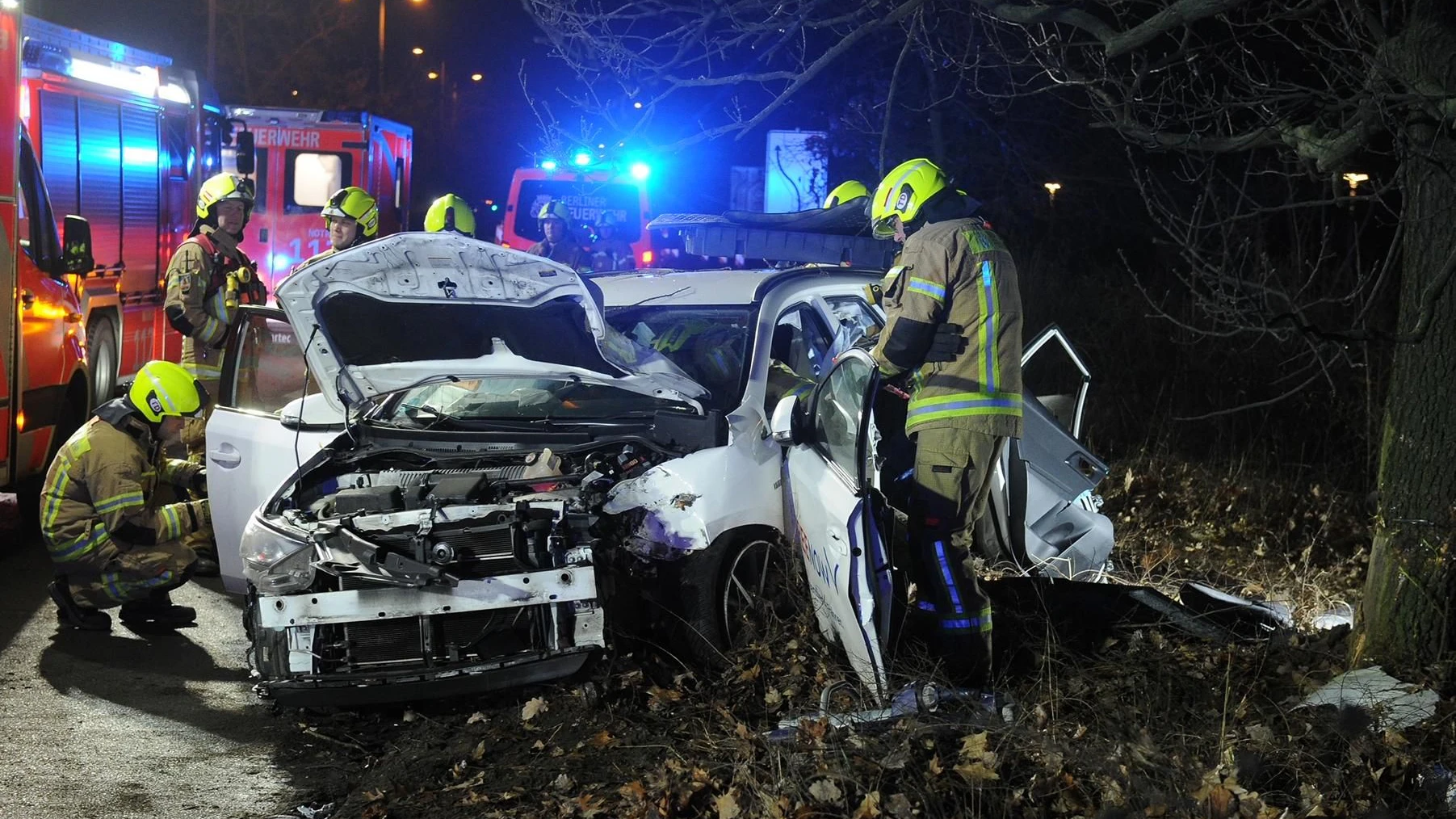 Die Feuerwehr musste eine Person aus einem der Unfallwagen befreien.